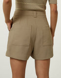 Shorts alfaitado com cinto