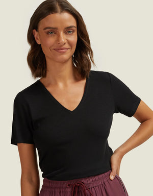 T-shirt Rib Decote V Preto Shoulder