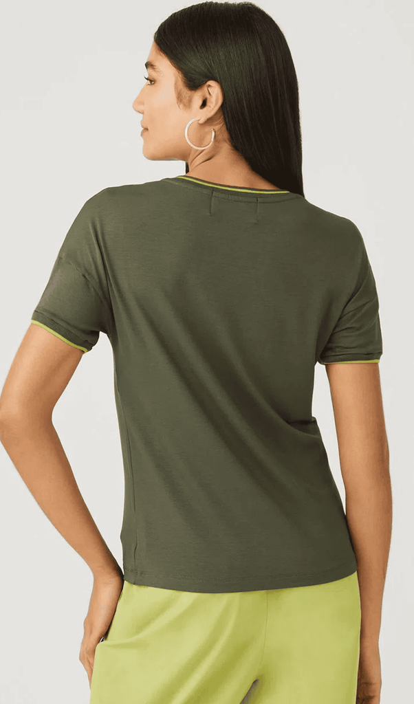 T-shirt Retilínea Decote V Shoulder
