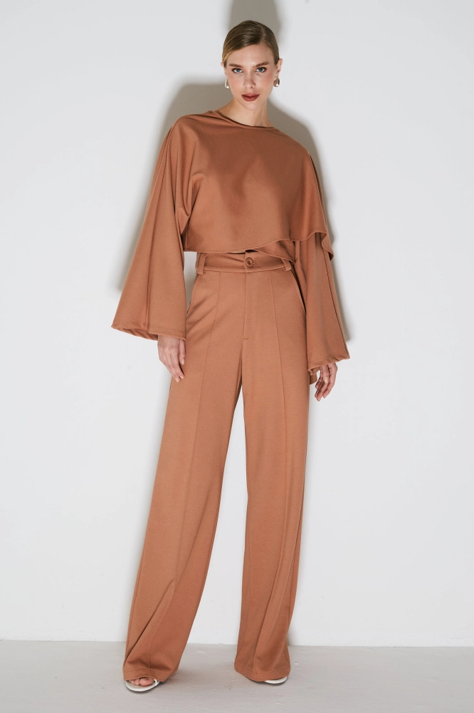 CALCA PANTALONA COM FRISOS