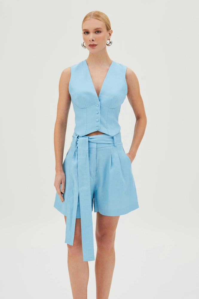 Conjunto blusa decote V manga curta e shorts faixa amarração