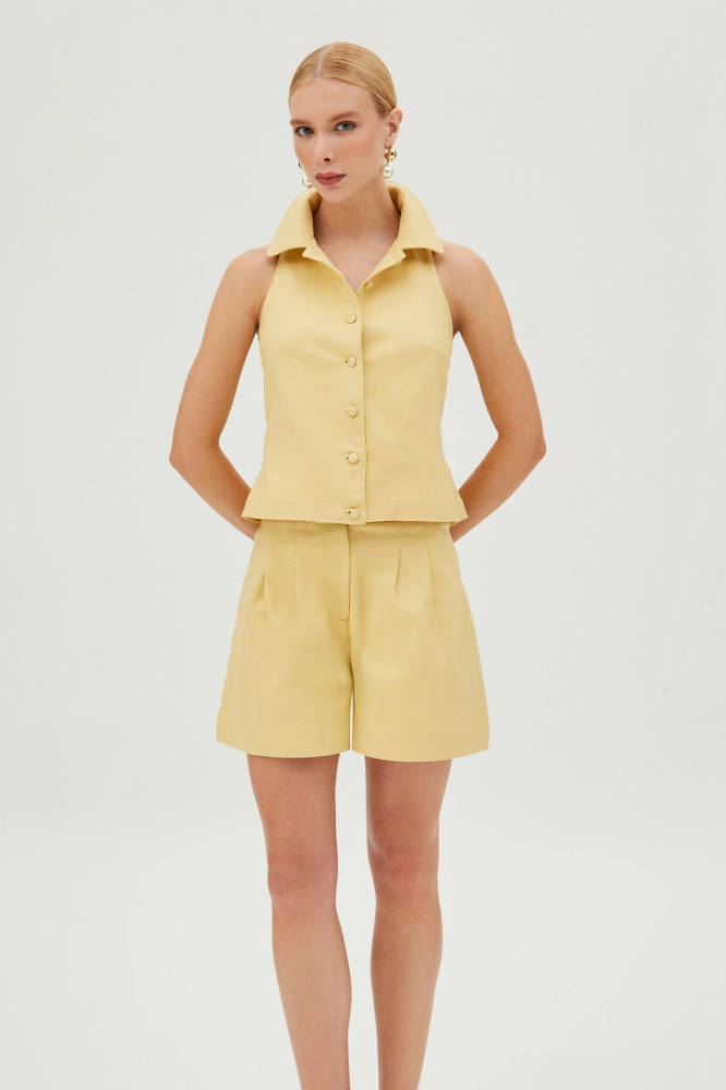 Conjunto blusa sem manga com botões e shorts cintura alta