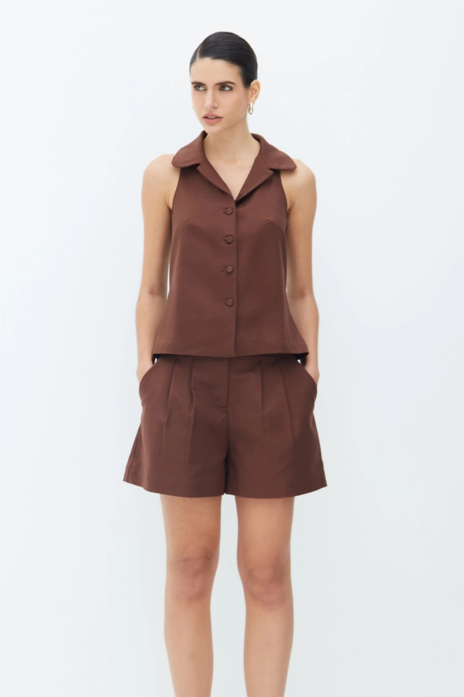 Conjunto blusa sem manga com botões e shorts cintura alta