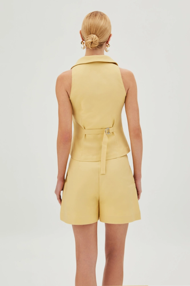 Conjunto blusa sem manga com botões e shorts cintura alta
