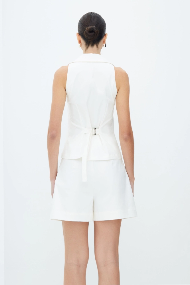 Conjunto blusa sem manga com botões e shorts cintura alta