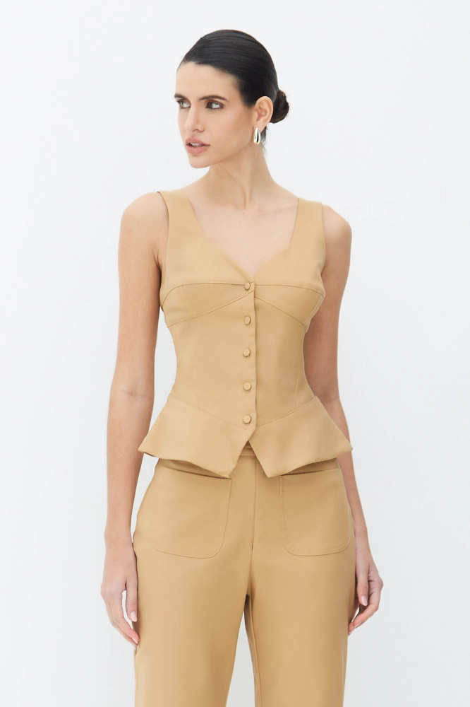 Conjunto com regata recorte busto e calça reta com abertura na barra