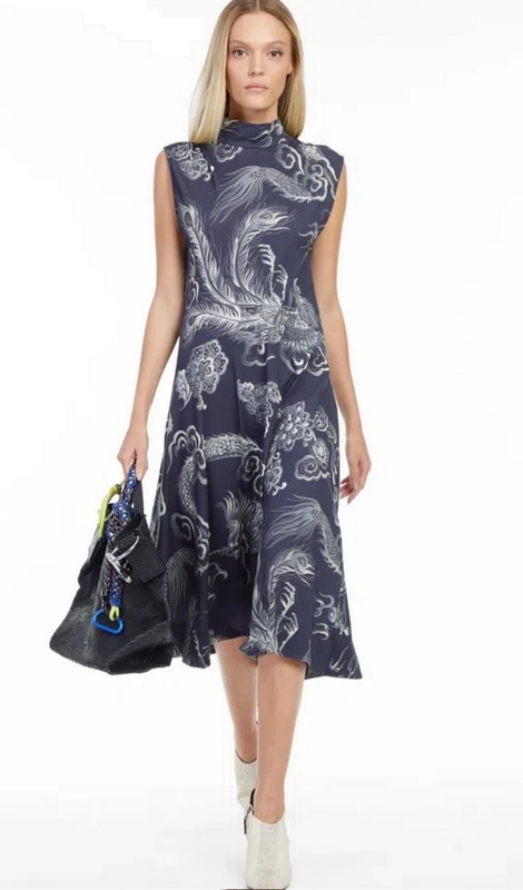 Vestido de Malha Estampada Regata com Golinha Alta e Saia Assimétrica