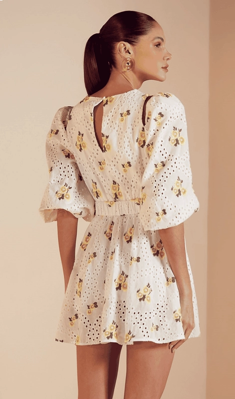 Vestido feminino laise pala renda, com cinto.