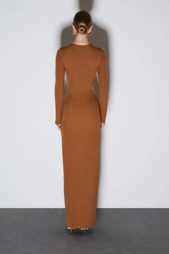 VESTIDO LONGO COM TORÇÃO E ABERTURA LATERAL