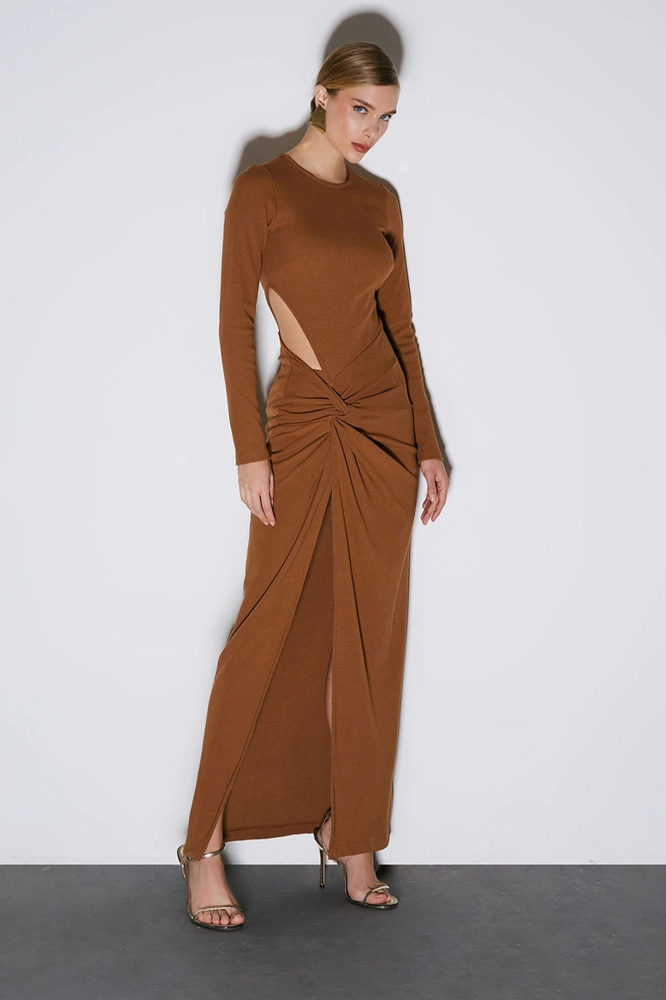 VESTIDO LONGO COM TORÇÃO E ABERTURA LATERAL