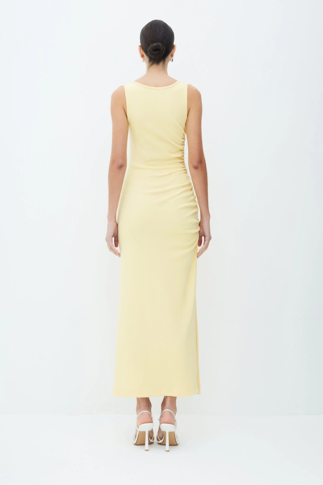 VESTIDO MIDI COM FRANZIDO E FENDA LATERAL