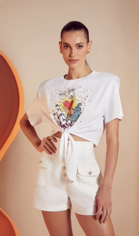 T-shirt; feminina com amarração frontal.