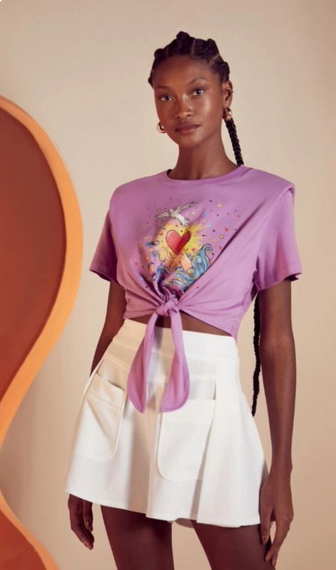T-shirt; feminina com amarração frontal.