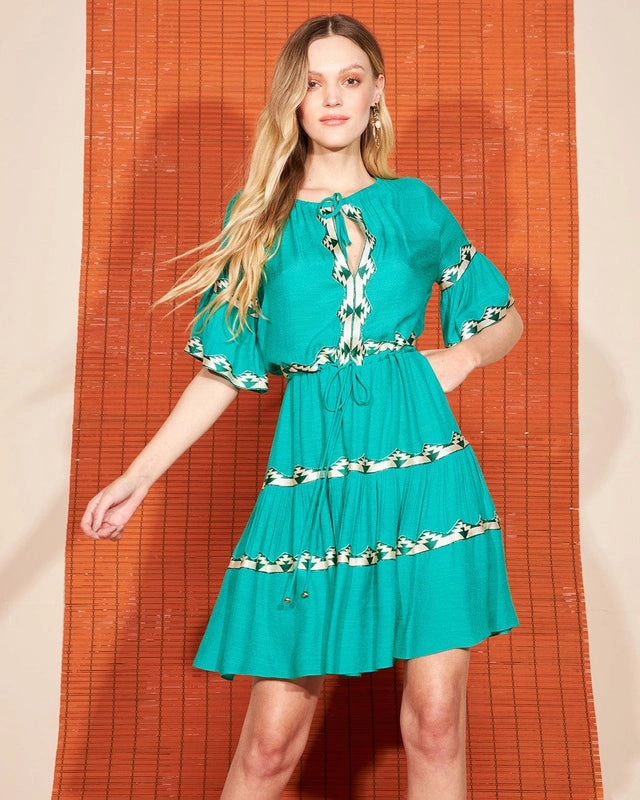 Vestido Curto de Manga com Detalhes em Tricô