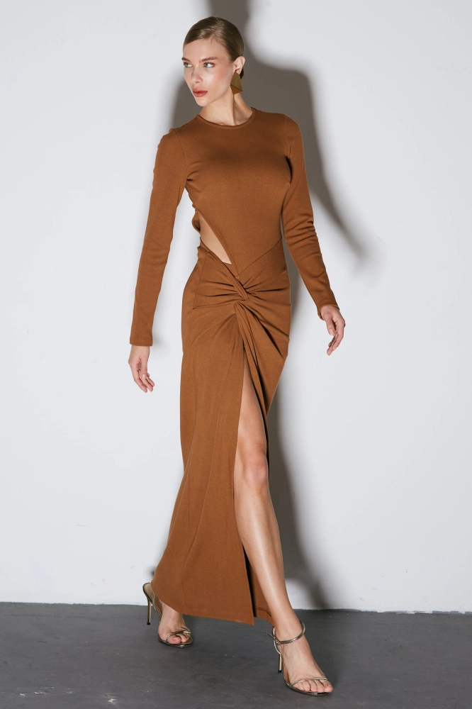 VESTIDO LONGO COM TORÇÃO E ABERTURA LATERAL