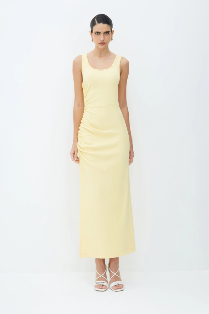 VESTIDO MIDI COM FRANZIDO E FENDA LATERAL